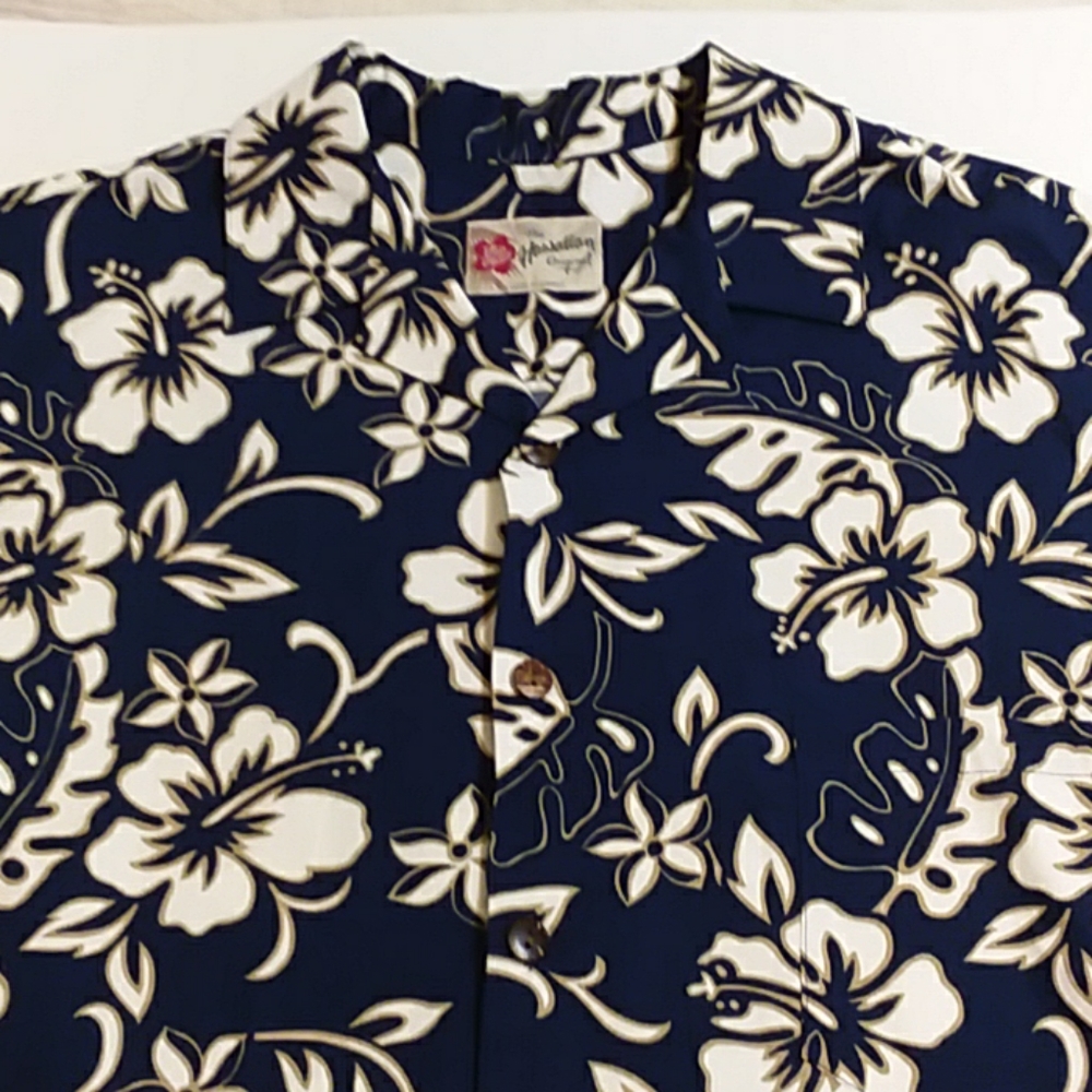 Hawaiian Original floral shirt. Hilo Hattie